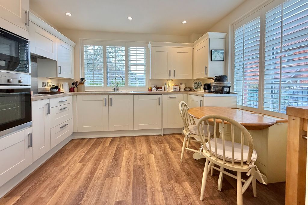 Property photo 3 of 18 Kitchen