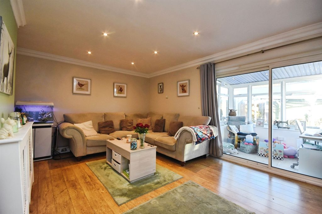 Property photo 2 of 19 Lounge