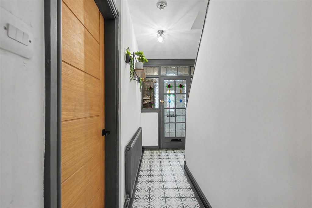 Property photo 2 of 32 Entrance Hall_1.Jpeg