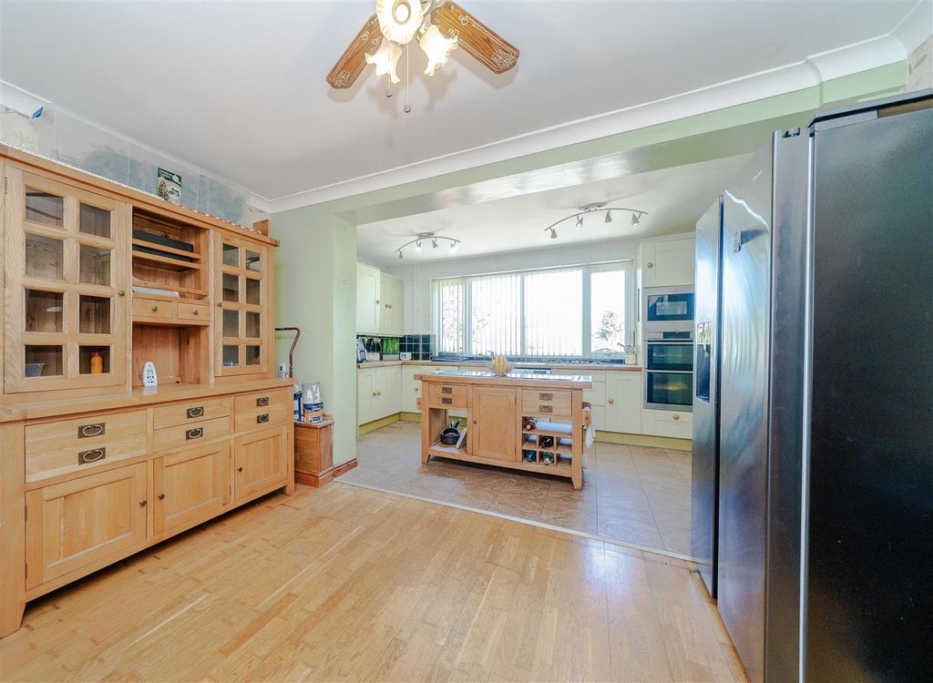 Property photo 3 of 19 Dining Kitchen