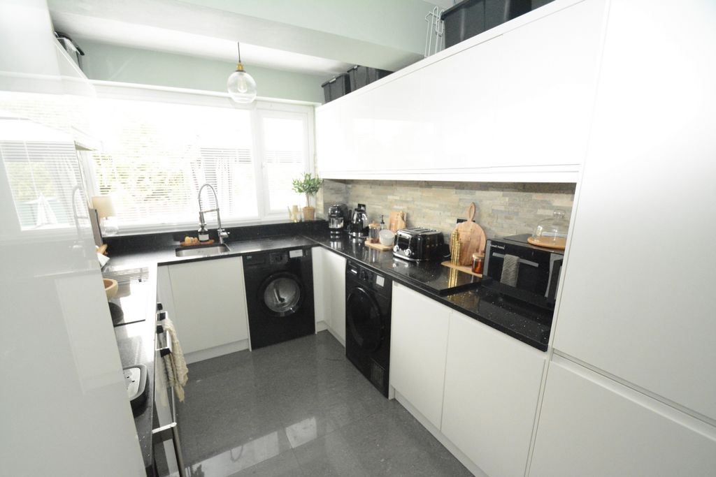 Property photo 3 of 14 Kitchen