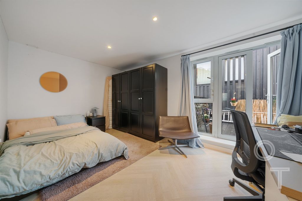 Property photo 3 of 10 Bedroom