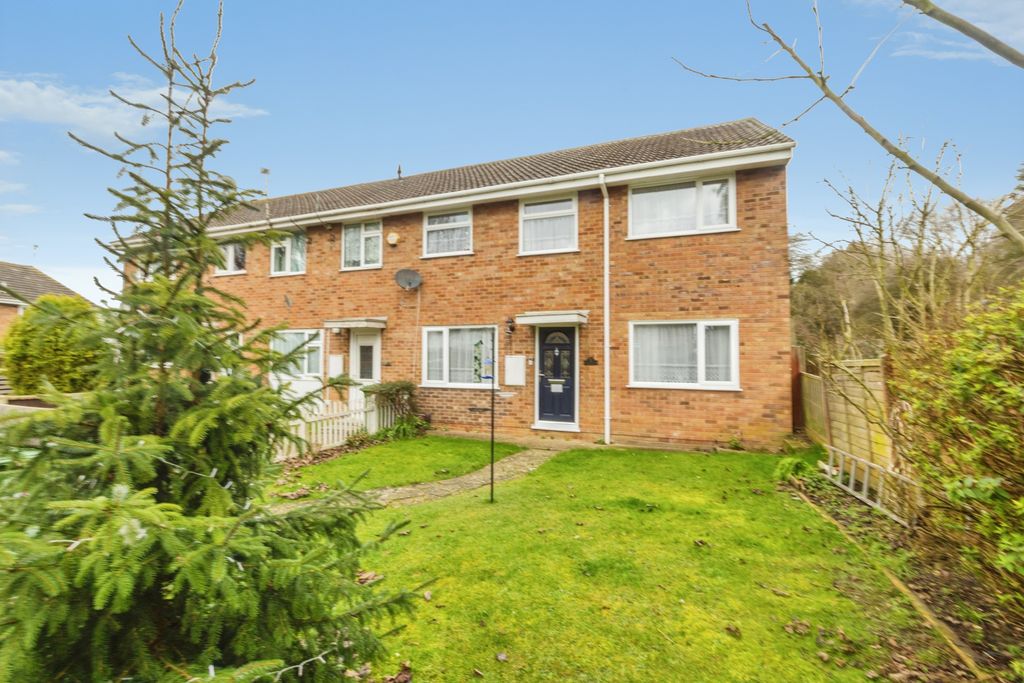 Property photo 1 of 17 Front Garden