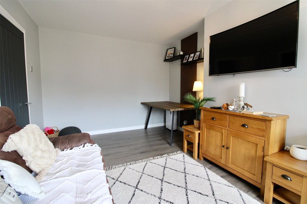 Property photo 2 of 17 Lounge