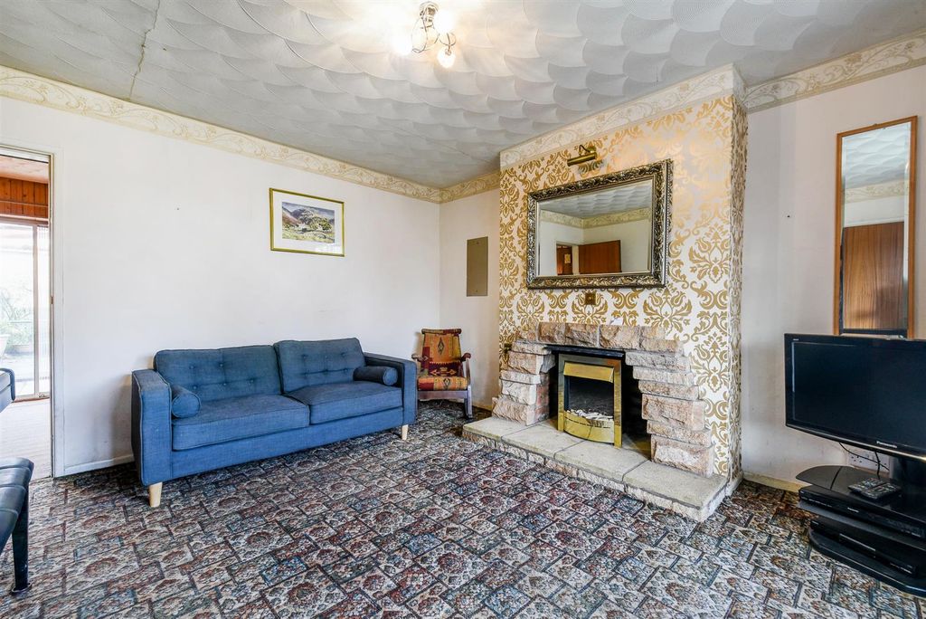 Property photo 3 of 24 Lounge