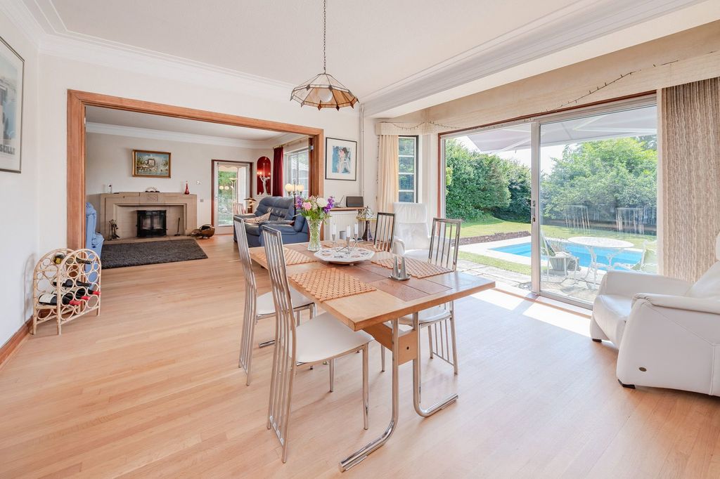 Property photo 3 of 42