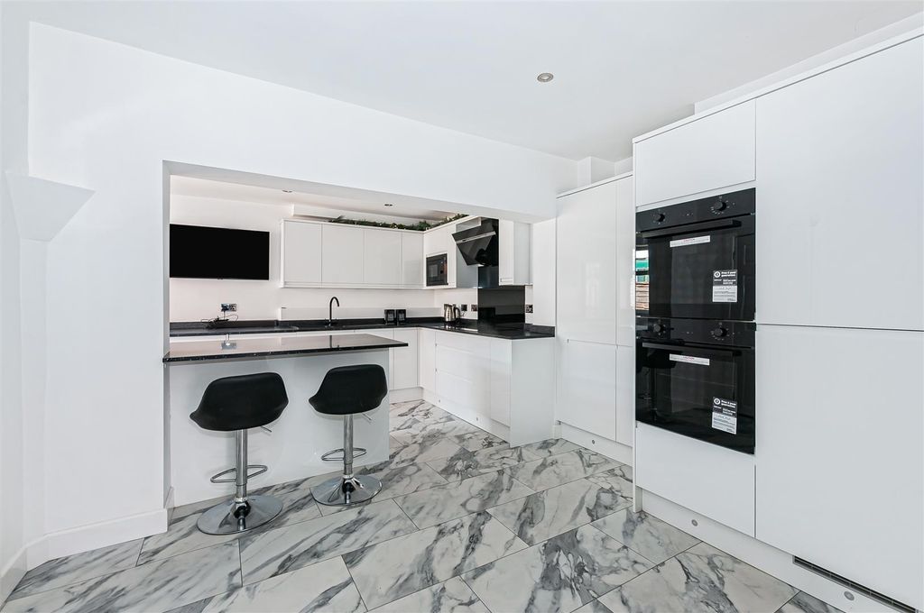 Property photo 3 of 20 16 Shaftsbury Avenue8.Jpg