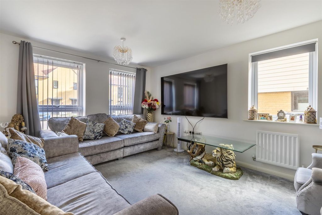 Property photo 3 of 20 Lounge