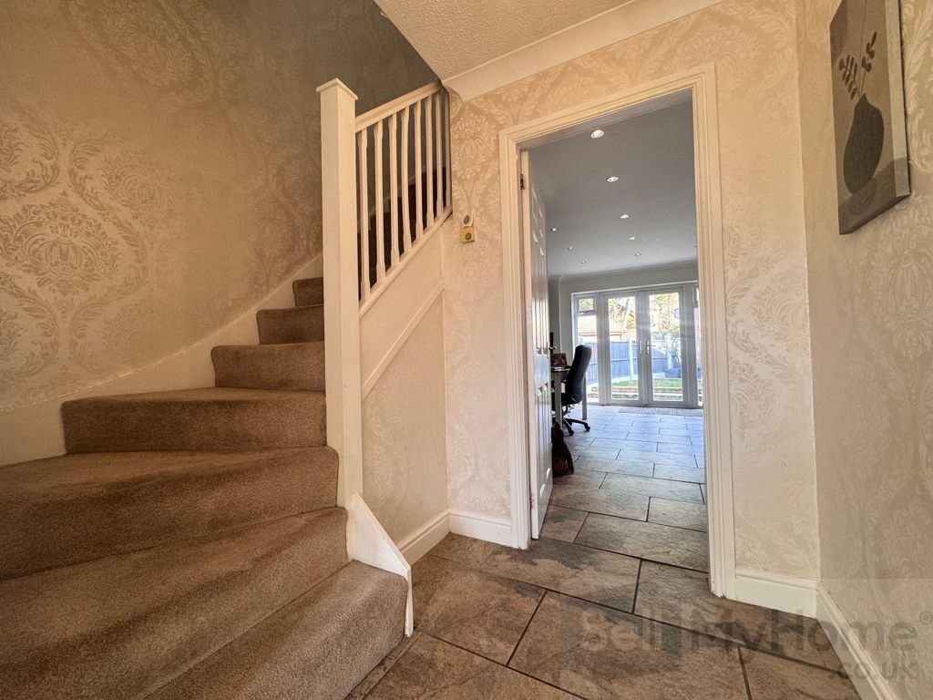 Property photo 2 of 25 Entrance Hall