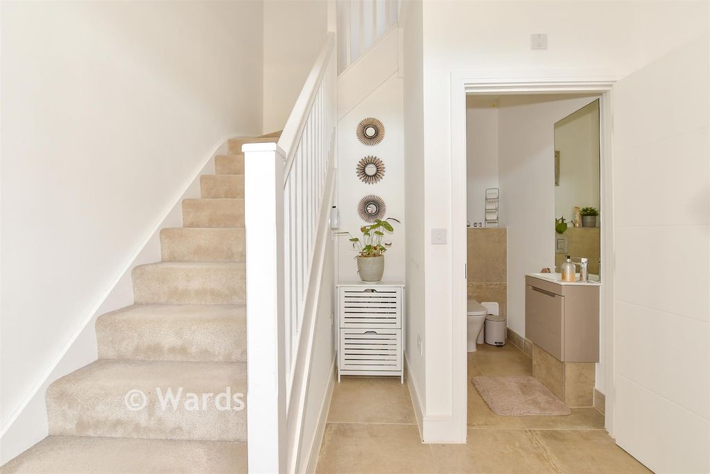 Property photo 3 of 9 Entrance Hall