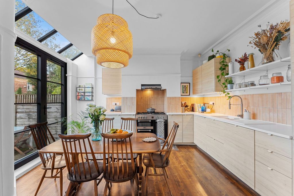 Property photo 2 of 31