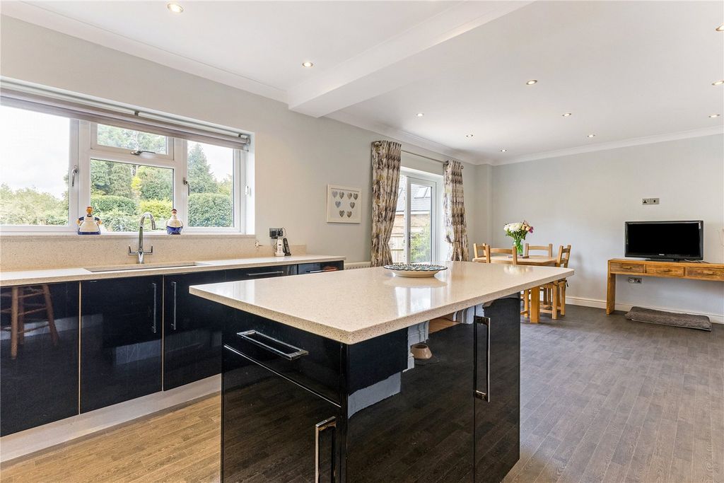 Property photo 3 of 16 Kitchen/Breakfast