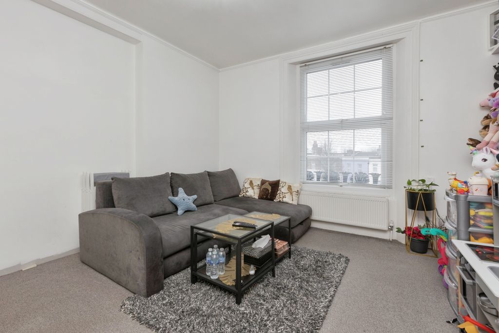 Property photo 3 of 11 Lounge