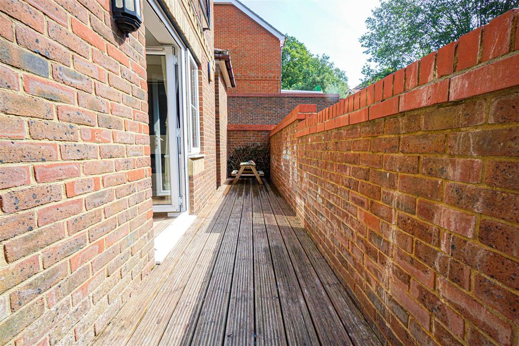 2 bed flat for saleCooden Ledge, St. Leonards-On-Sea TN38 photo 4