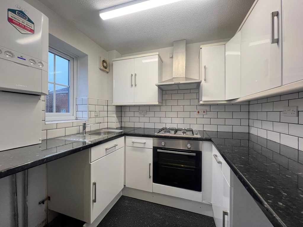 Property photo 3 of 8 Kitchen