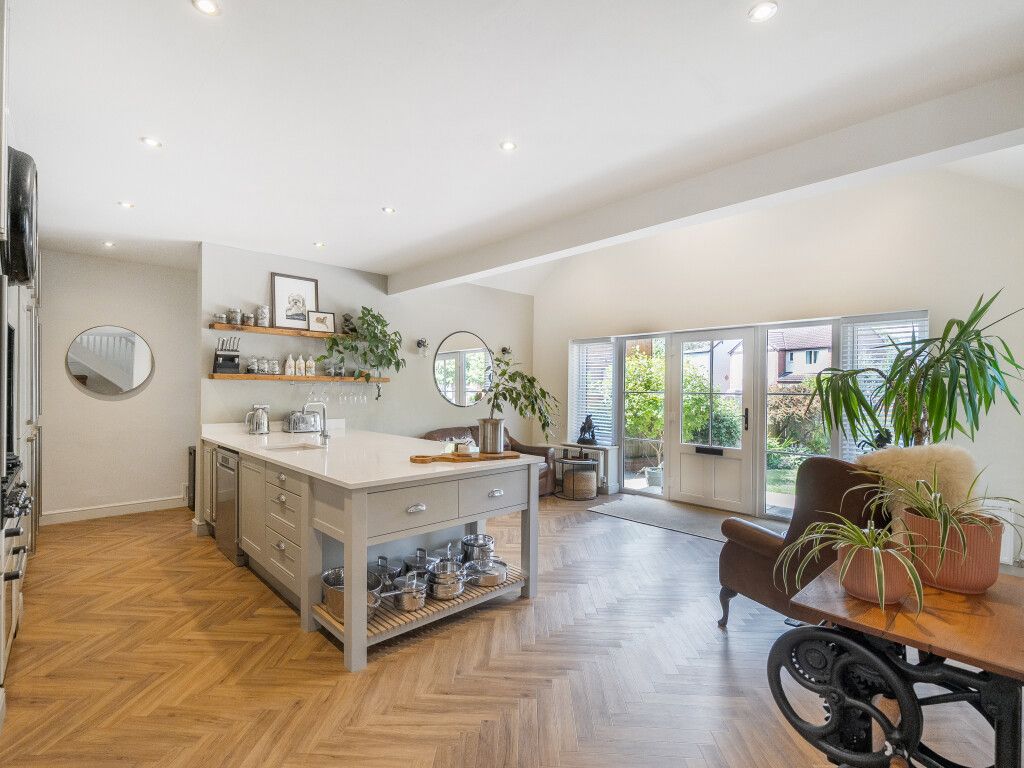 Property photo 3 of 41 1330581-38-689Da3...