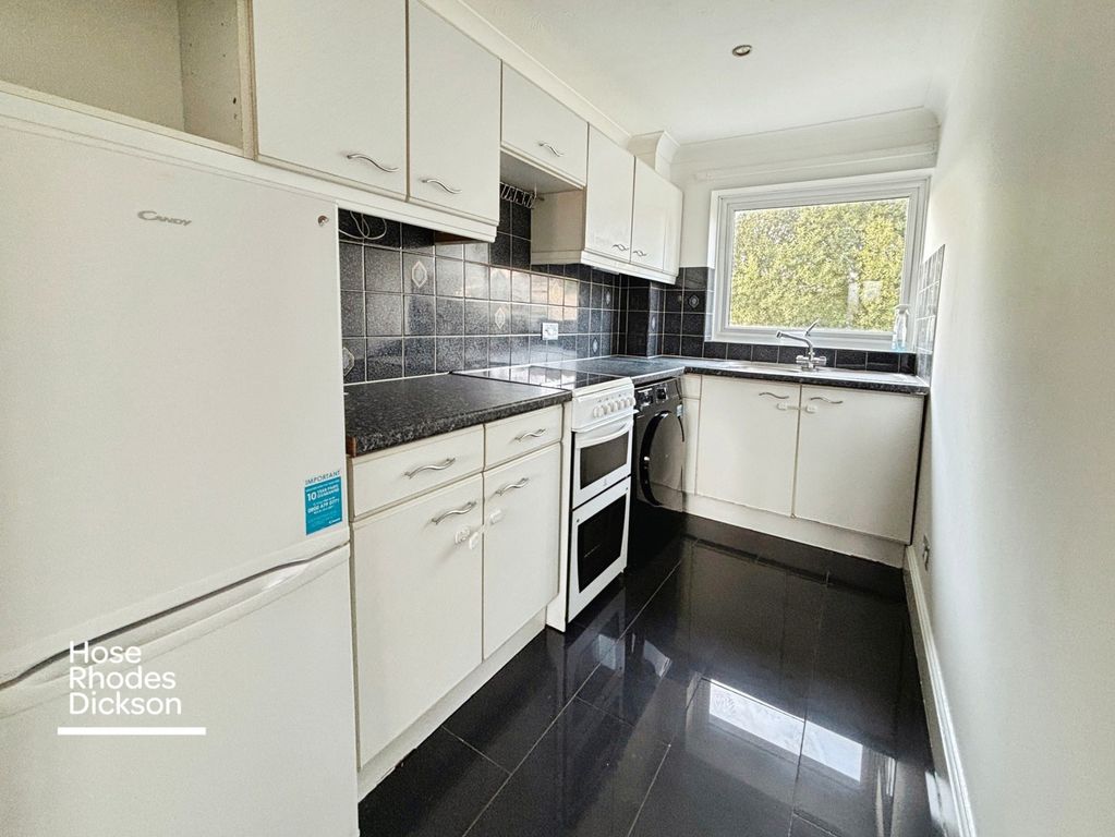 Property photo 3 of 8 Kitchen