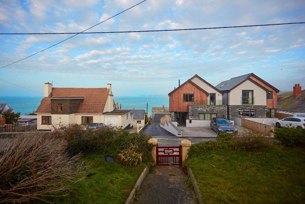 Property photo 3 of 15 67658880491c3_32 Tintagel Terrace 39196
