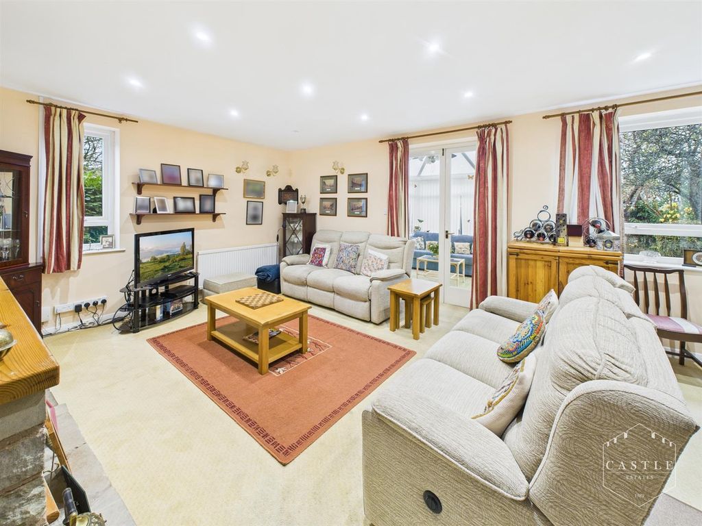 Property photo 3 of 27 Lounge