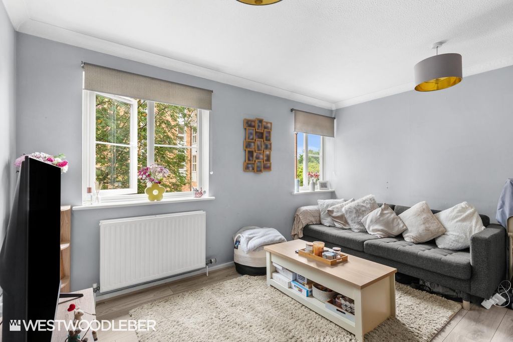 Property photo 3 of 12 Finsburycourt_6.Jpg