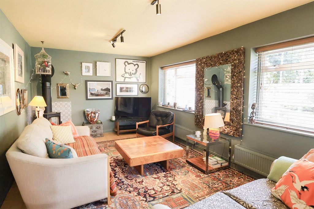 Property photo 3 of 13 1-V4Gc0T_Rck-Fblxbcyargg.Jpg