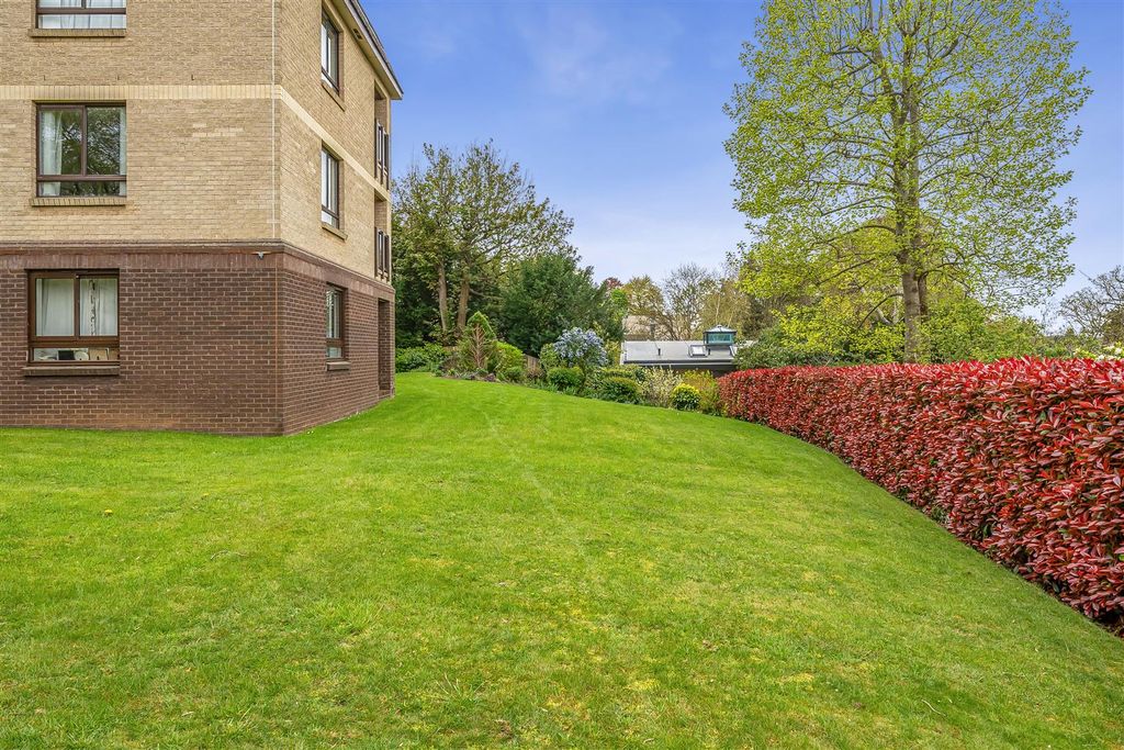Property photo 3 of 18 Communal Garden 3.Jpg