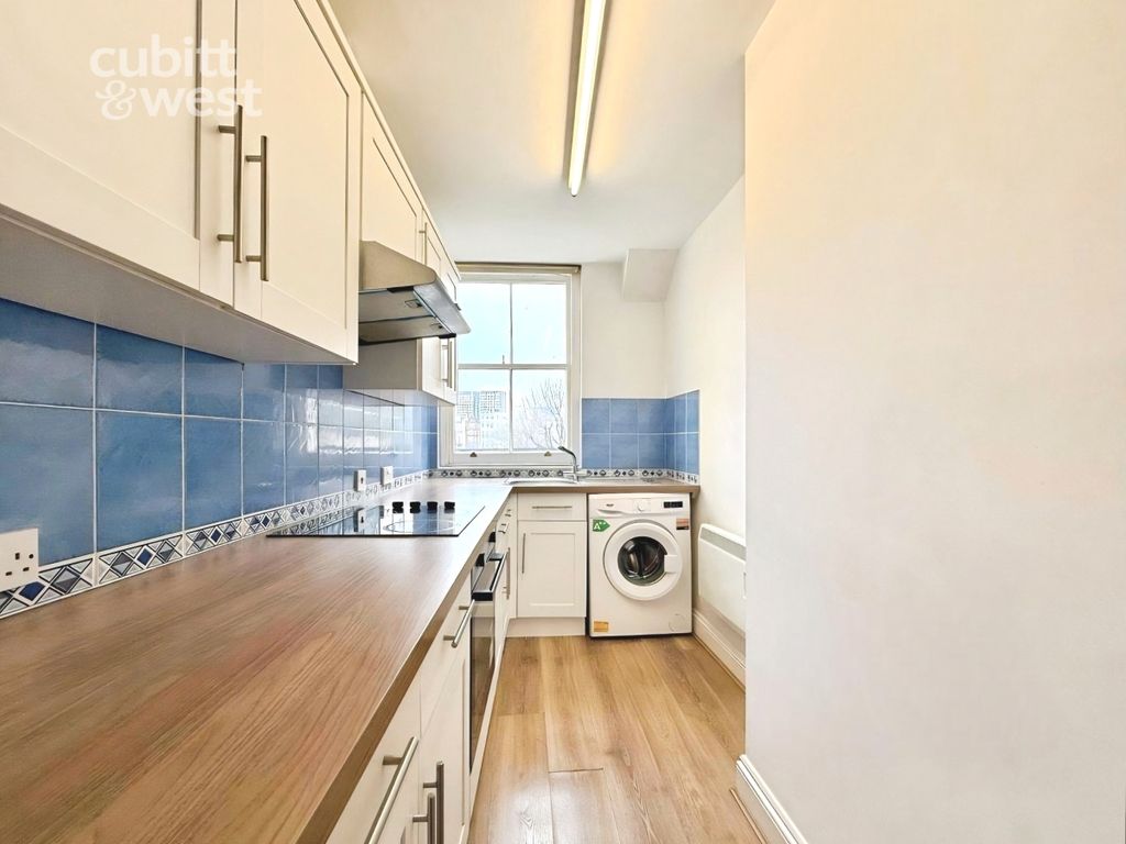 Property photo 3 of 11 Kitchen