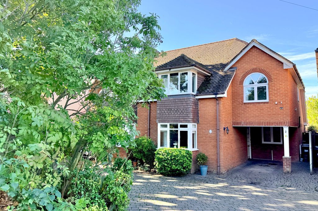 Property photo 1 of 14 Three Bedroom Semi Detached House