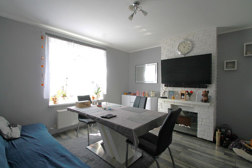 Property photo 3 of 21 Living Room