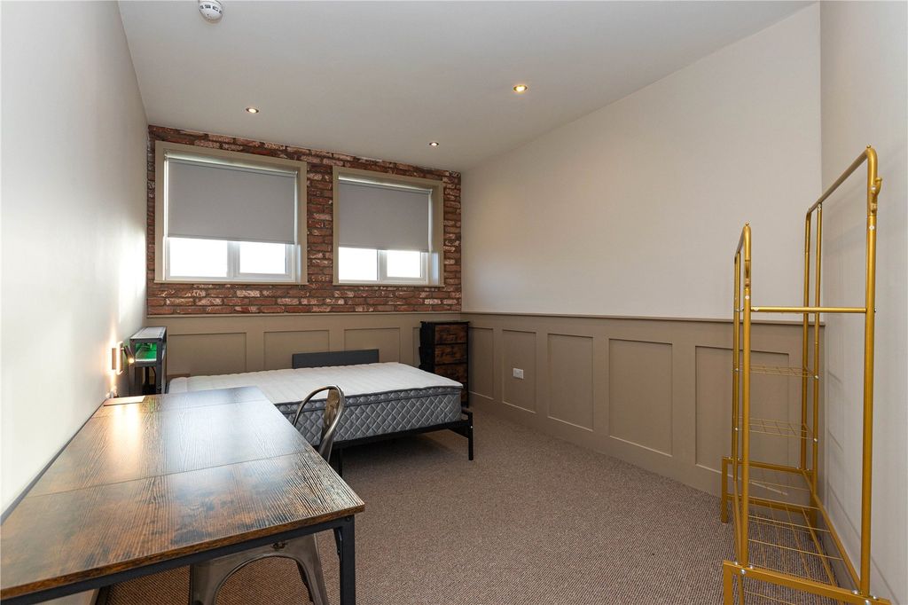 Property photo 3 of 14 Room 6