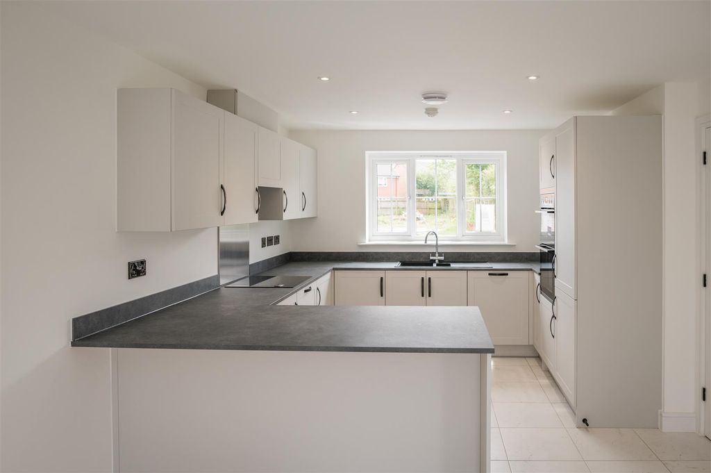 Property photo 2 of 20 Kitchen/Dining Room