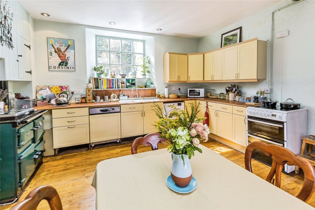 Property photo 2 of 19 Dining Kitchen