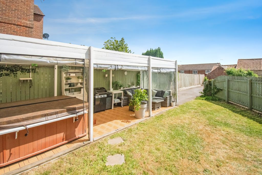 Property photo 3 of 15 Summer House