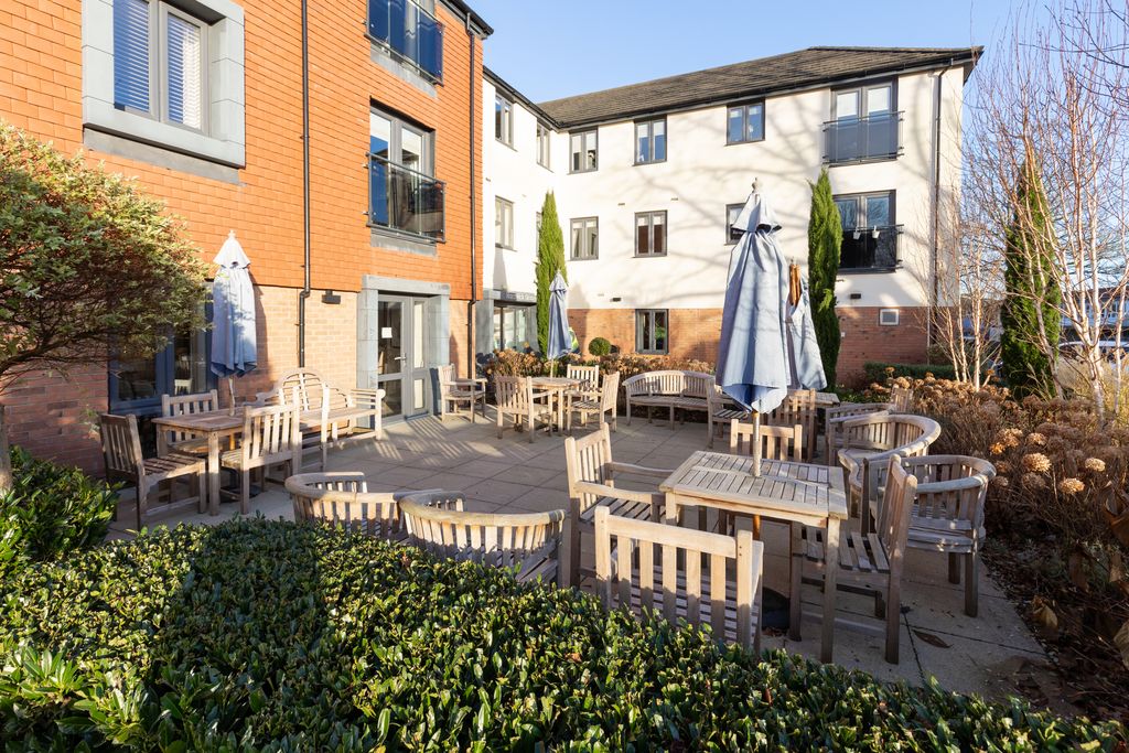 Property photo 2 of 12 Communal Gardens