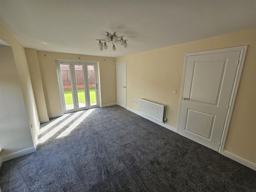 Property photo 3 of 14 Lounge