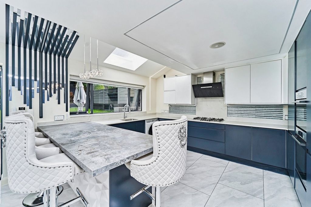 Property photo 3 of 25