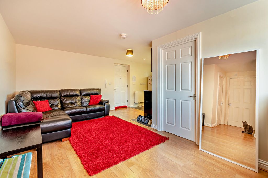 Property photo 3 of 10 8671531-Interior06-800.Jpg