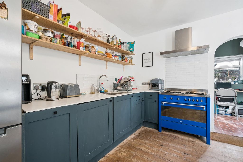 Property photo 2 of 9 8A Grenfell Road Cr4 2By Kitchen 3.Jpg