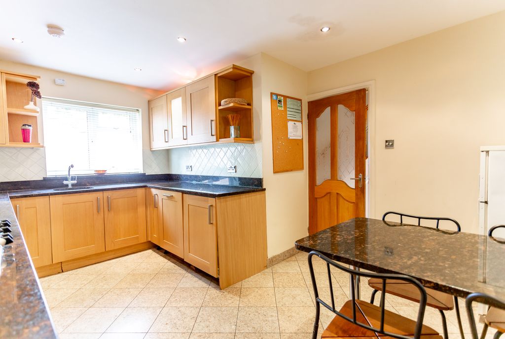 Property photo 1 of 13 Kitchen 3