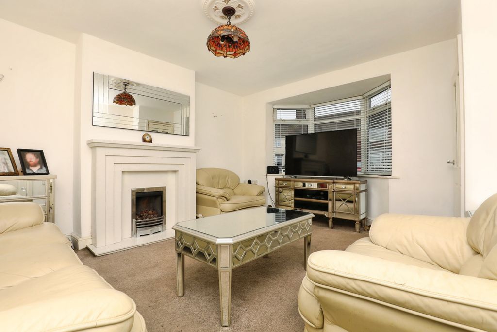 Property photo 2 of 15 Lounge