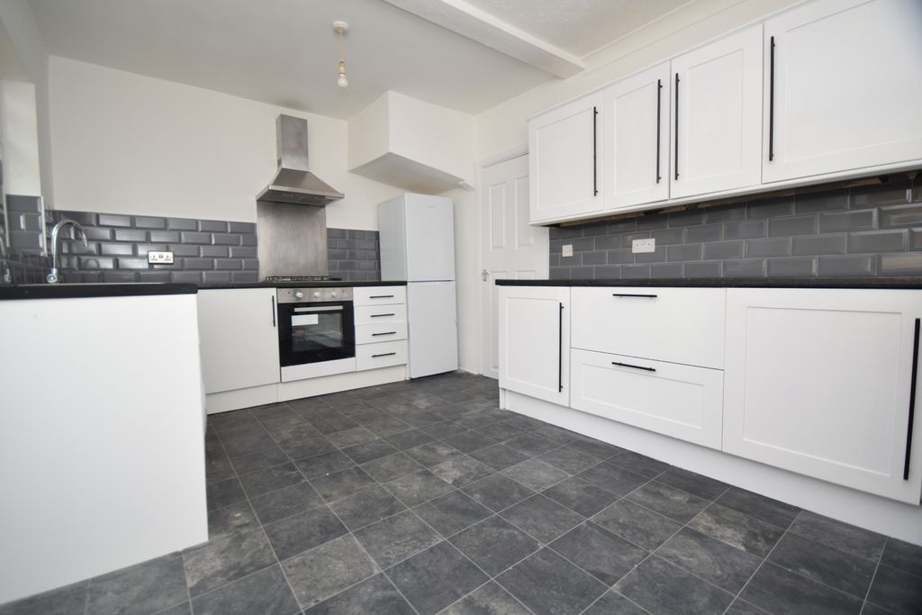 Property photo 2 of 9 Kitchen