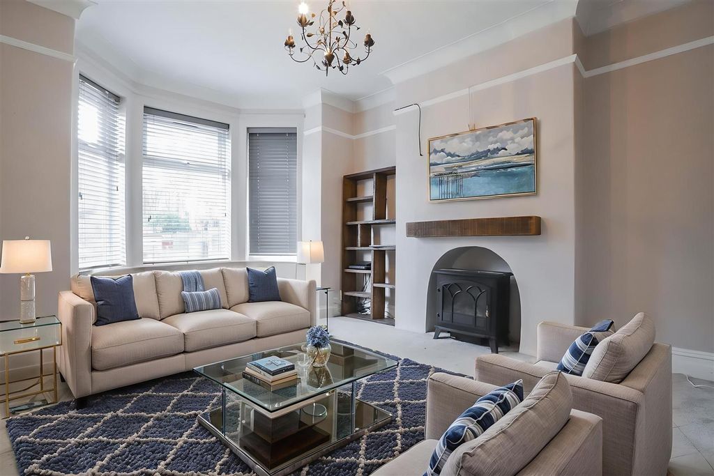 Property photo 1 of 37 Zoxmntmm_0Gt-7R8Qo7Z-G - Living Room - Modern - 2.