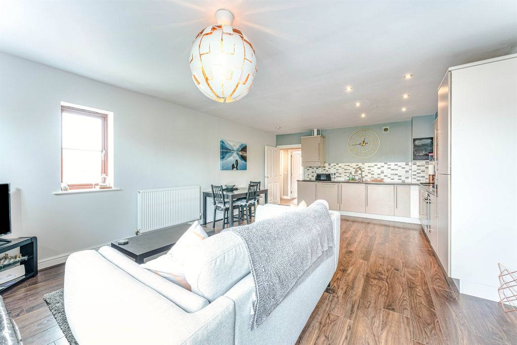 2 bed flat for saleEaster Square, Basingstoke RG24 photo 5