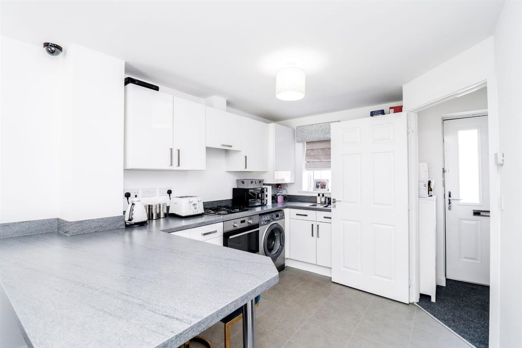 Property photo 3 of 15 Kitchen1.Jpg