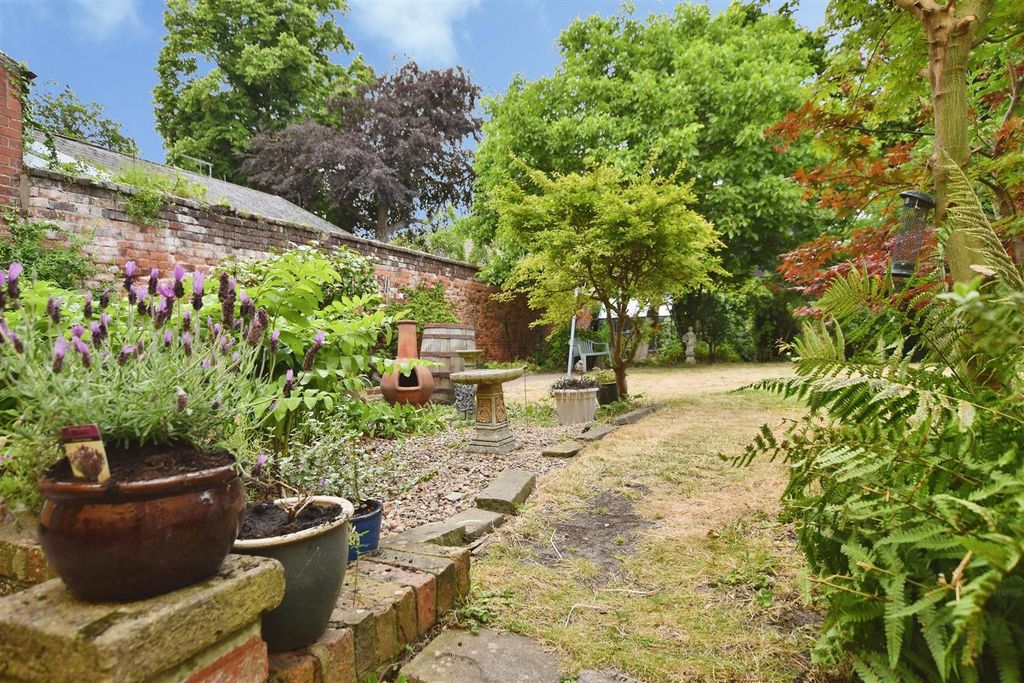 Property photo 2 of 28 Garden Walling