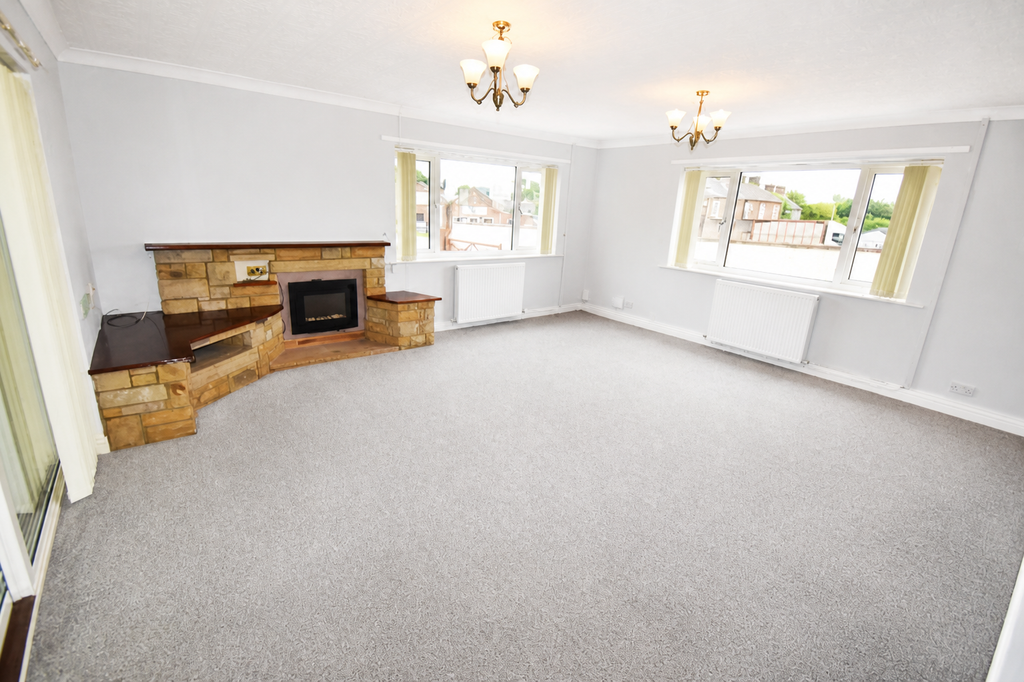 Property photo 3 of 16 :Living Room