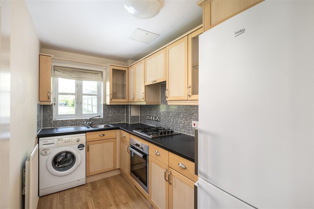 Property photo 3 of 14 17 Talfourd Way Internals More5.Jpg
