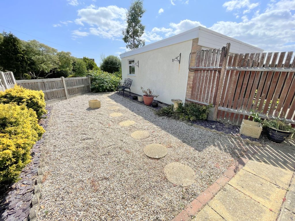 Property photo 2 of 16 Heath Road