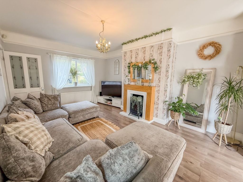 Property photo 2 of 11 Lounge