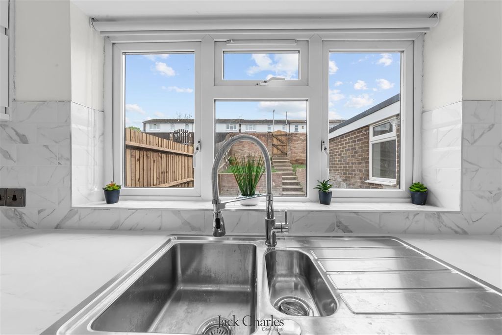 Property photo 2 of 16 3 Thames Road _-15.Jpg